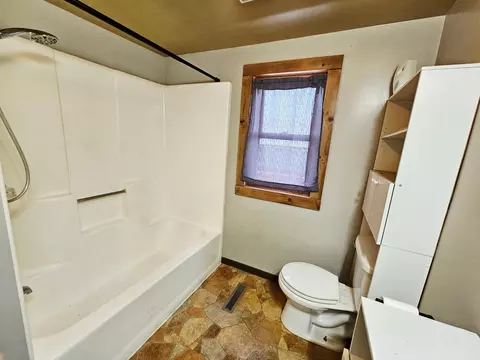 Bath - 1309 Porter Rd, Montevideo, MN 56265 photo 2 of 2