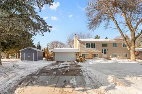 1887 Lakewood Dr N, Maplewood, MN 55109