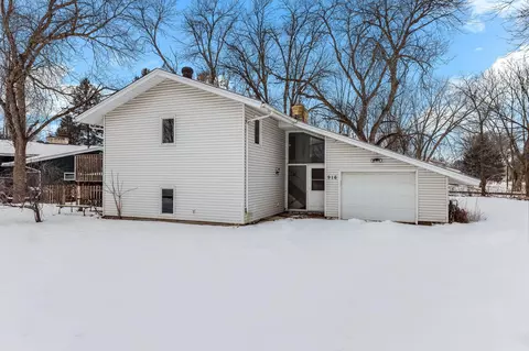 916 Honeysuckle Ln, Farmington, MN 55024
