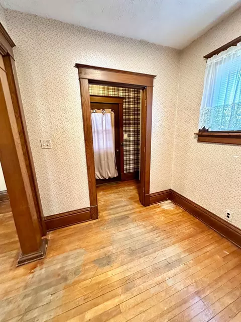Entry Way - 402 E 4th St, Albert Lea, MN 56007 photo 2 of 3