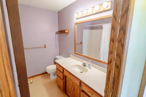 Bath - 2108 9th Ave SE, Saint Cloud, MN 56304 photo 2 of 3