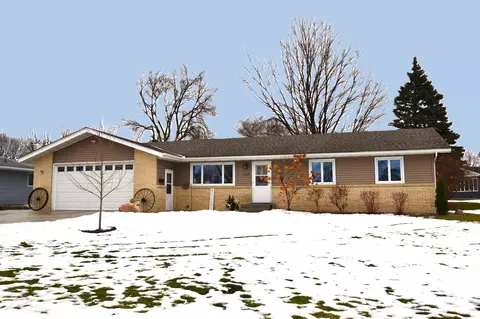 803 Hillcrest Dr, Montgomery, MN 56069