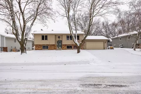 225 Cardinal Ln, Chaska, MN 55318