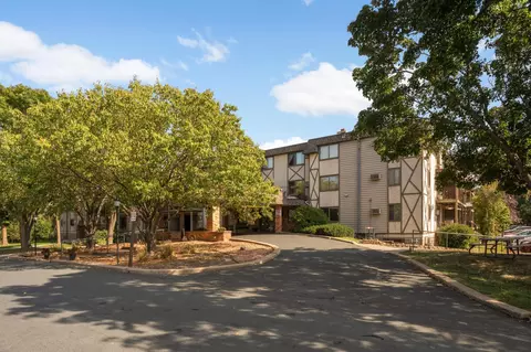 1304 W Medicine Lake Dr #202, Plymouth, MN 55441