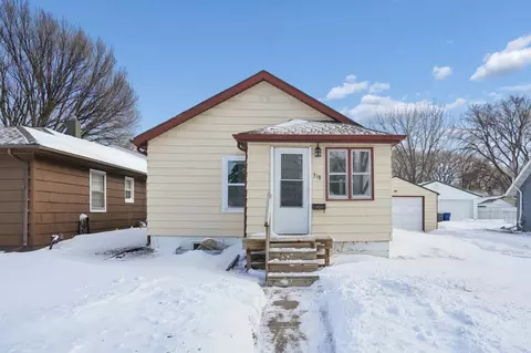 318 12th St N, Moorhead, MN 56560