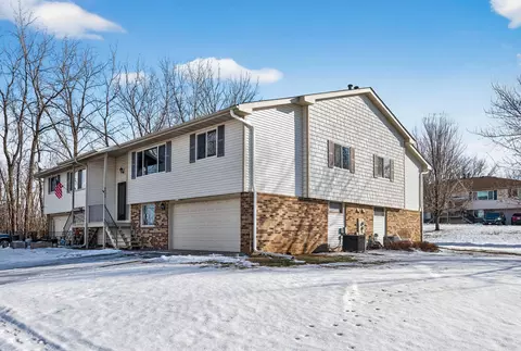 6830 Sandlewood Rd, Woodbury, MN 55125