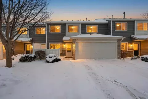 2037 Gresham Ave N, Oakdale, MN 55128