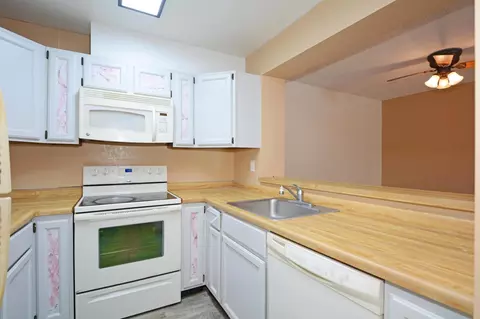 Kitchen - 2076 Pathways Dr #1, Saint Paul, MN 55119 photo 1 of 2