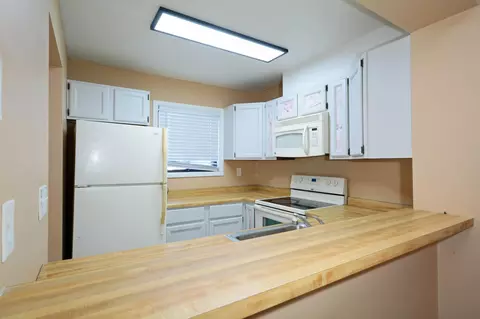 Kitchen - 2076 Pathways Dr #1, Saint Paul, MN 55119 photo 2 of 2