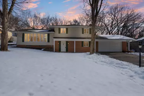 3080 Oxford St N, Roseville, MN 55113