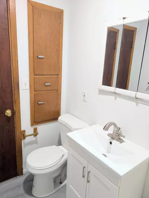 Bath - 1306 12th St NW, Austin, MN 55912 photo 2 of 4