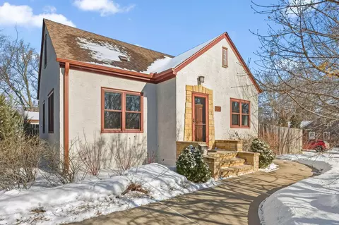 1285 Roselawn Ave W, Roseville, MN 55113