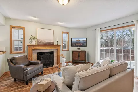Living - 967 Stony Point Rd, Eagan, MN 55123 photo 3 of 4