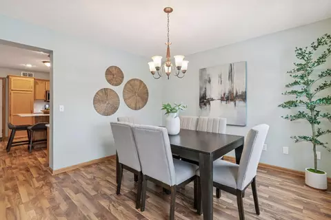 Dining - 967 Stony Point Rd, Eagan, MN 55123 photo 3 of 4