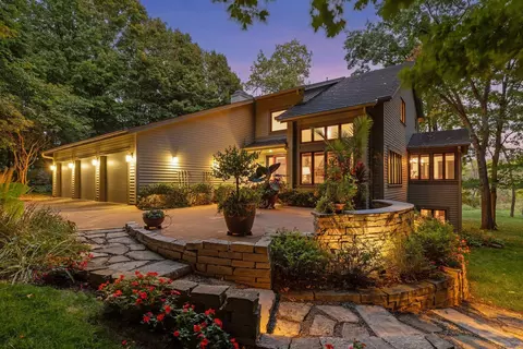 100 Black Oaks Ln N, Wayzata, MN 55391