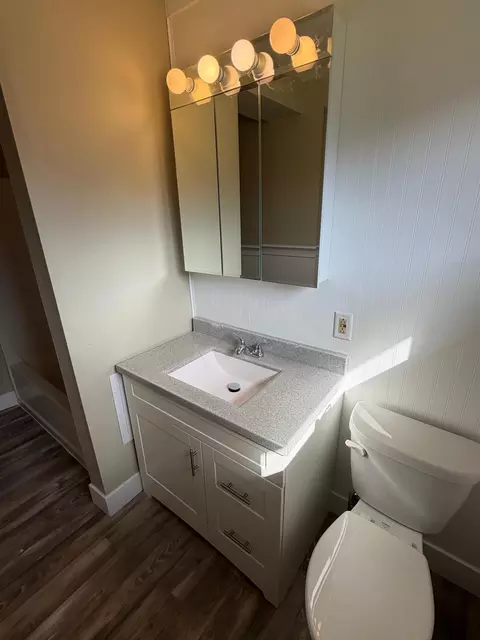 Bath - 412 E Hamilton Ave, Baudette, MN 56623 photo 2 of 2