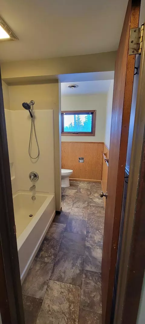 Bath - 412 E Hamilton Ave, Baudette, MN 56623 photo 1 of 2