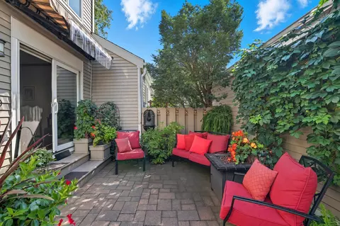 1115 Edgcumbe Rd, Saint Paul, MN 55105