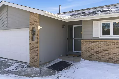 2517 Crestmount Ln, Burnsville, MN 55306