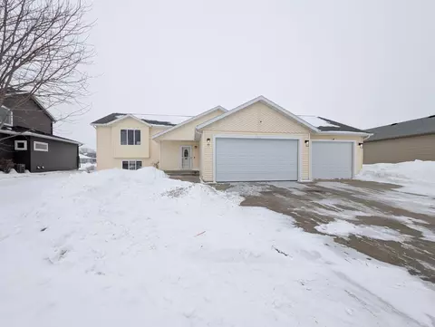 1265 Goldenwood Dr, West Fargo, ND 58078