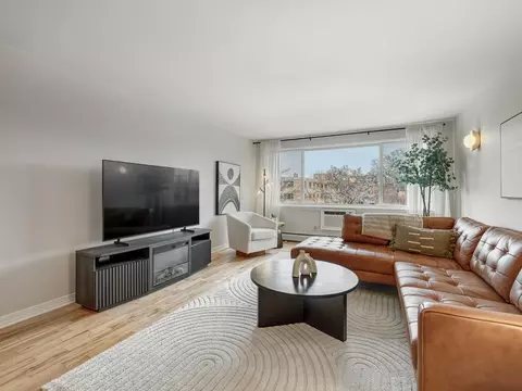 2700 W 44th St #402, Minneapolis, MN 55410