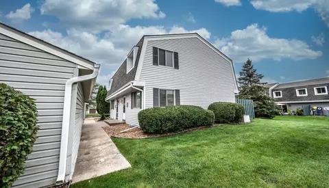 2321 Pond Ave E, Maplewood, MN 55119