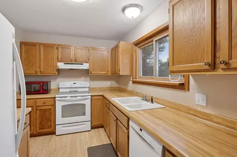Kitchen - 1603 Raindrop Dr, Eagan, MN 55121 photo 2 of 3