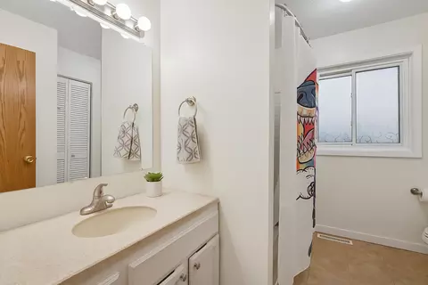 Bath - 1603 Raindrop Dr, Eagan, MN 55121 photo 3 of 3