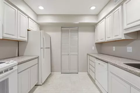 2670 Oxford St N #202, Roseville, MN 55113