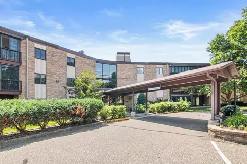 2670 Oxford St N #230, Roseville, MN 55113