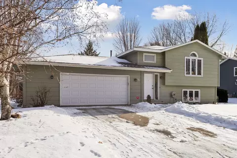 561 Dresden Dr, Chaska, MN 55318