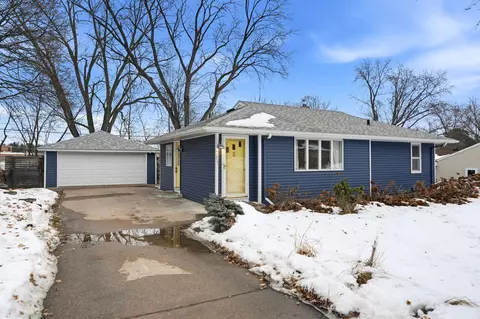 701 Eldridge Ave W, Roseville, MN 55113