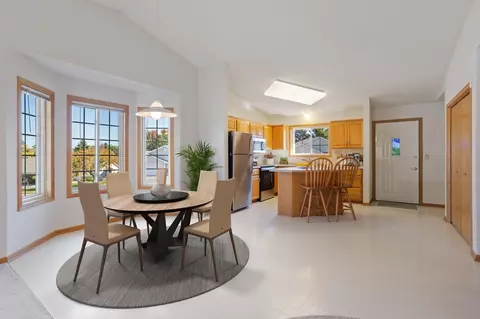 745 Sterling Ct, Mahtomedi, MN 55115