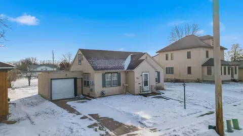 809 3rd St SW, Waseca, MN 56093