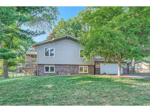 3979 Woodview Dr, Vadnais Heights, MN 55127