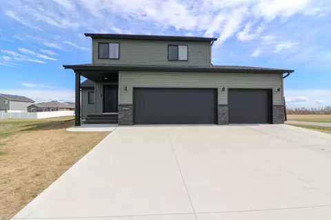 10366 73rd St S, Horace, ND 58047
