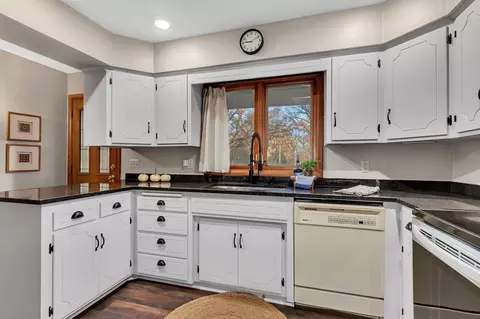Kitchen - 2004 Hillcrest Dr, Saint Cloud, MN 56303 photo 2 of 3