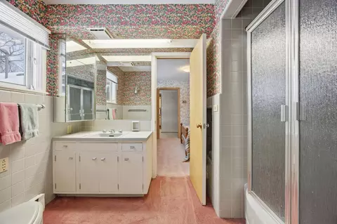 Bath - 1601 9th St S, Fargo, ND 58103 photo 3 of 7