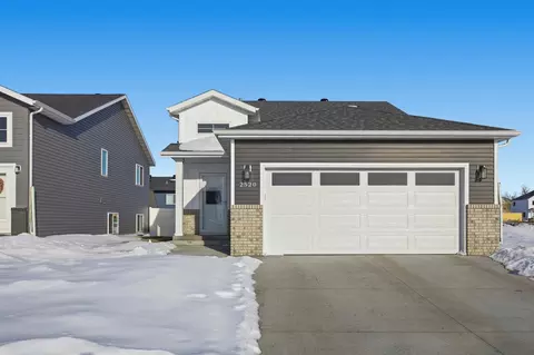 2520 37th Ave S, Moorhead, MN 56560