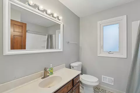 Bath - 1276 Dunberry Ln, Eagan, MN 55123 photo 3 of 4