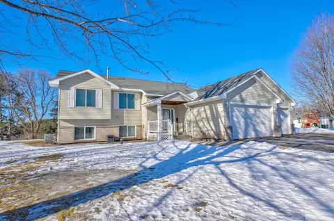 938 Waxon Ln, Hudson, WI 54016
