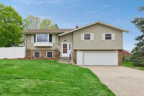 631 Greenway Ave N, Oakdale, MN 55128