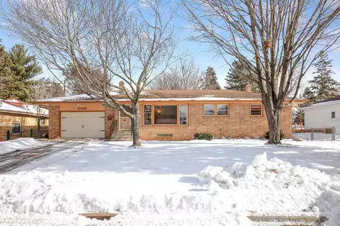 2728 Sheldon St, Roseville, MN 55113