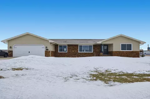 213 5th St NW, Gwinner, ND 58040