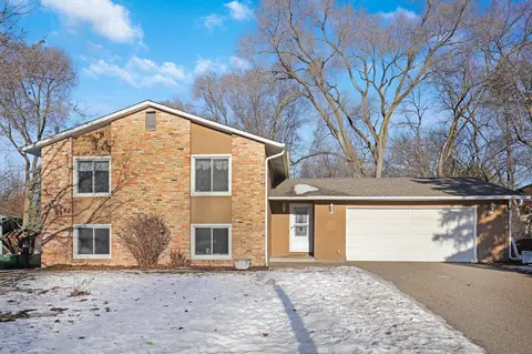10460 Buckingham Dr, Eden Prairie, MN 55347