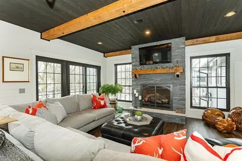 Living - 503 24th St SW, Austin, MN 55912 photo 2 of 4