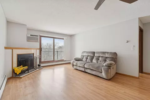 3440 Golfview Dr #211, Eagan, MN 55123