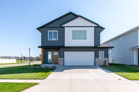 5507 Lori Ln W, West Fargo, ND 58078