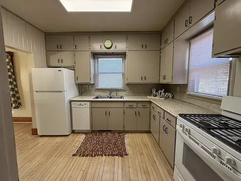 Kitchen - 135 E Snelling Ave, Appleton, MN 56208 photo 4 of 5