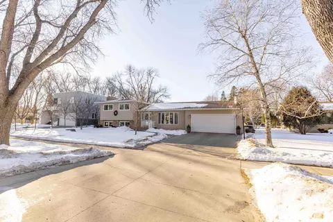 2525 9th St S, Fargo, ND 58103